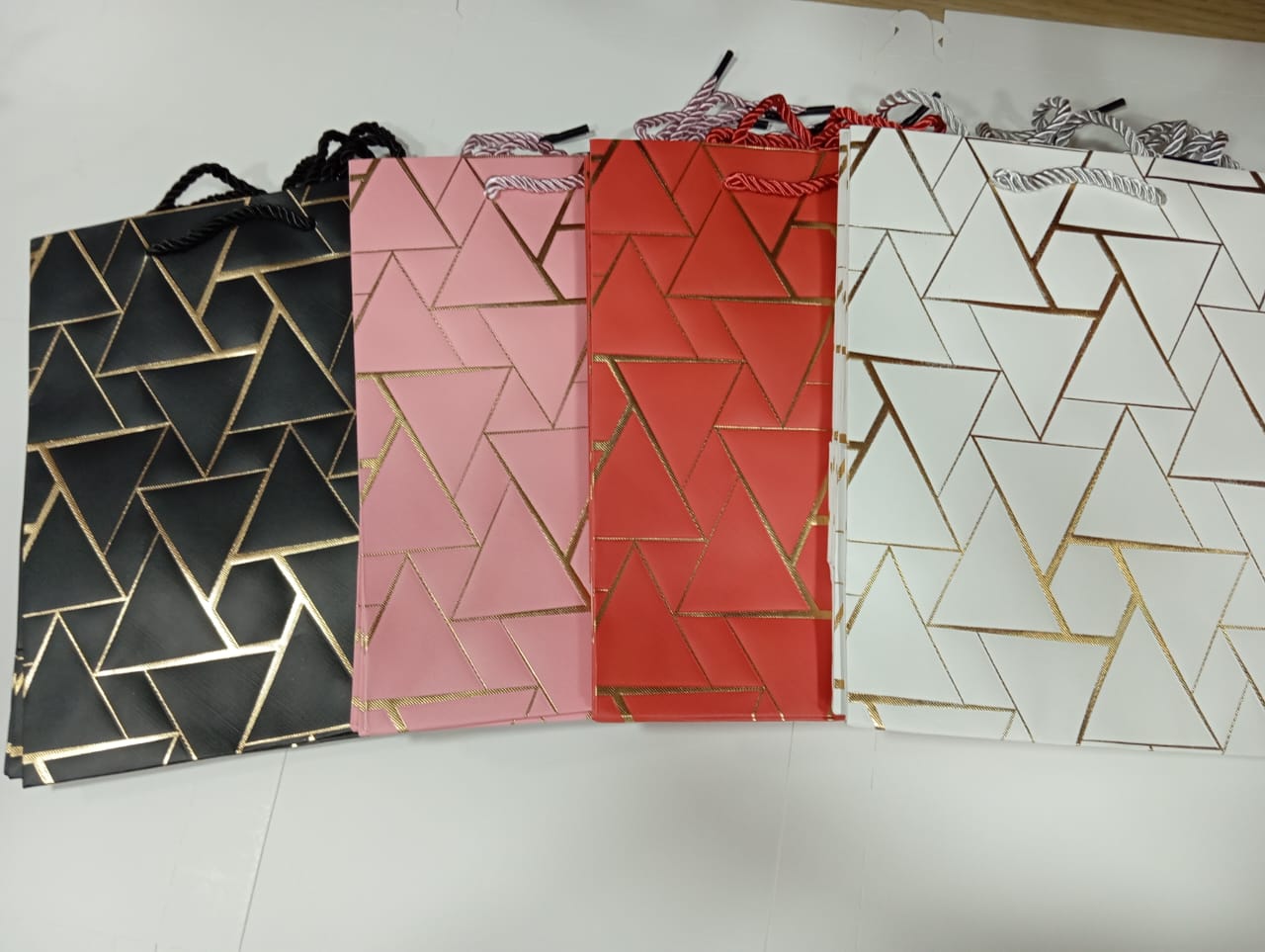 Bolsas de Regalo Lujo 18x24 Triangulos x12 unid - Image 2